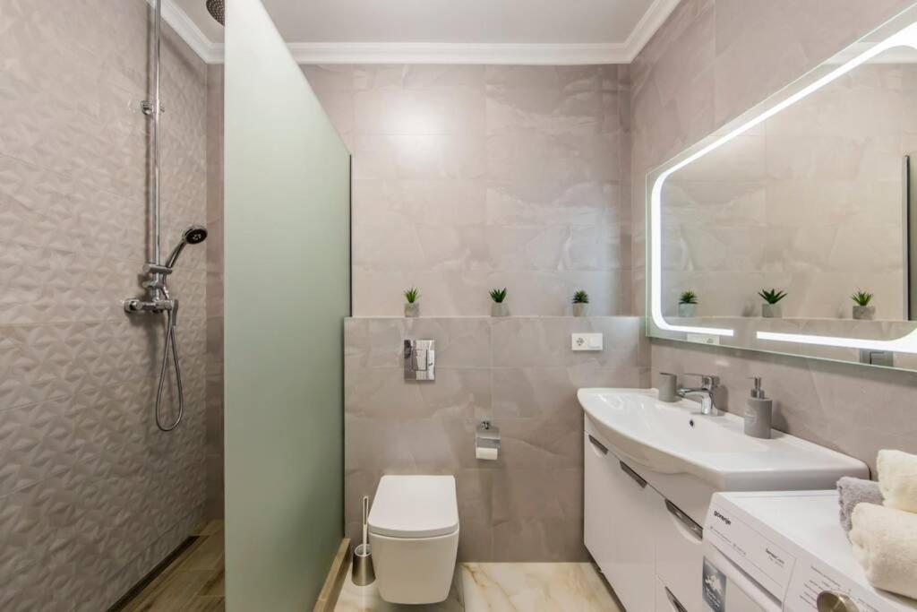 Новые Светлые Апартаменты Метро Славутич Kiev Ngoại thất bức ảnh